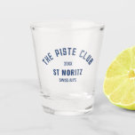 Copo De Shot O Piste Club Navy Personalizado Esqui de Inverno<br><div class="desc">O Piste Club Navy Personalizado Copo de Esqui de Inverno. Personalize com o ano da sua viagem de esqui, nome do resort e localização. Perfeito para uma viagem de grupo de destino de inverno ou para uma festa de solteiro ou despedida de solteira com tema de esqui. Projetado para combinar...</div>