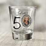 Copo De Shot Olha quem tem 50 anos! Foto 50th Birthday<br><div class="desc">Usher no grande 5-0 com estilo e um toque personalizado! Com a nossa festa de "Olhem Quem tem 50" a disparar óculos, comemorem o seu aniversário marco com uma belisca de diversão e uma tonelada de singularidade. Cada copo é desenhado com uma borda dobrada à mão, seu nome e seu...</div>