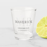 Copo De Shot Padrinhos de casamento Presentes Iniciais Modernas<br><div class="desc">Este na moda monograma de padrinho de casamento gravado apresenta os nomes dos padrinhos de casamento, as iniciais, o título e a data escritos numa moda, a tipografia minimalista das cinzas. Basta adicionar os nomes dos padrinhos de casamento, suas iniciais, título e data na seção personalizar para criar seu próprio...</div>