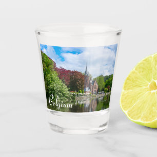 Copo De Shot Pequeno castelo perto do lago em Bruges, Bélgica