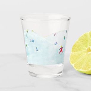 Copo De Shot Pequenos Esquiadores Em Snowy Hill