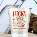 Copo De Shot Personalizada Festa de solteira Las Vegas<br><div class="desc">Elevem sua despedida de solteira com nossa Festa de solteira personalizada de Las Vegas Personalizada Shot Glass. Perfeito por adicionar um toque de Vegas ao seu evento, este vidro fotografado apresenta elementos divertidos como jogos de azar, cerejas e filmes de pôquer. Quer estejamos a brindar à noiva-a-ser ou a dar-lhes...</div>