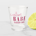 Copo De Shot Personalizado Bebê Frase Engraçada Nome Personaliz<br><div class="desc">Copo de Tiro Nome Personalizado Bebê Frase Engraçada Personalizado apresenta um design simples com o texto "bebê personalizado" em tipografia de caligrafia rosa moderna e personalizado com seu nome. Perfeito para um presente divertido para mãe, melhores amigas, namorada, para aniversário, Natal, feriados, chá de noiva, despedida de solteira, Dia das...</div>