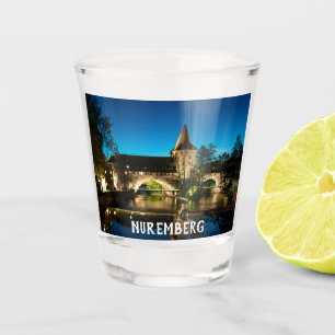 Copo De Shot Ponte medieval antiga à noite em Nuremberg