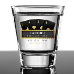 Copo De Shot Pôquer acessa festa de solteiro preto e Dourado<br><div class="desc">Black and gold poker temed bachelor party shot glass com quatro ases e marquee sign. Personalize-o com os detalhes do evento do noivo.</div>