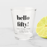 Copo De Shot Preto e Branco Moderno 50º Aniversário Personaliza<br><div class="desc">Tipografia a preto e branco Vidro Personalizado de 50.o Aniversário,  Moderno 50.o</div>