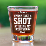 Copo De Shot Proposta de Padrinho com Tipografia Branca Casamen<br><div class="desc">Inicie a celebração do casamento com estilo com um copo personalizado engraçado de proposta de padrinho. O design apresenta nomes com tipografia moderna branca estilosa e um pedido personalizável que diz "Quer dar um shot como meu padrinho?" Todo o texto é fácil de personalizar ou excluir. Esses copos exclusivos e...</div>