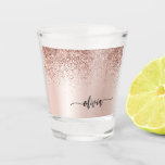 Copo De Shot Rosa Dourado - Nome do Monograma do Metal com Lant<br><div class="desc">Rosa Dourado - Folha Cor-de-rosa esfarelada Metálica Farelo Glitter Brutado Nome Monograma de Metal Vidro Secador. Isso faz a formatura perfeita, doce aniversário de 16 anos, casamento, festa de solteira, chá de panela, aniversário, chá de fraldas ou presente de festa de solteira para alguém que ama luxo de vidro e...</div>