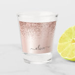 Copo De Shot Rosa Dourado - Nome do Monograma do Metal com Lant<br><div class="desc">Rosa Dourado - Folha Cor-de-rosa esfarelada Metálica Farelo Glitter Brutado Nome Monograma de Metal Vidro Secador. Isso faz a formatura perfeita, doce aniversário de 16 anos, casamento, festa de solteira, chá de panela, aniversário, chá de fraldas ou presente de festa de solteira para alguém que ama luxo de vidro e...</div>