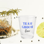 Copo De Shot Royal Blue Wedding Team Groom Personalizado<br><div class="desc">Um presente de barware de excelente para a equipe do padrinho de casamento de casamento! O Shot glass apresenta estilo ousado, letras azuis reais cor juntamente com o nome do padrinho de casamento impresso em um script preto estilizado. Personalize seu vidro fotografado editando e substituindo o nome. Excelente para um...</div>