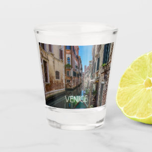 Copo De Shot Rua estreita com canal em Veneza