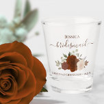 Copo De Shot Rust Orange Boho Rosas Elegante Bridesmaid Wedding<br><div class="desc">Estes óculos são uma maneira divertida e pensativa de obrigado das madrinhas do casamento. Eles apresentam um belo design gráfico com letras elegantes de escrita e um aglomerado de rosas pintadas à mão de cor d'água em tons de ferrugem de laranja e número queimado, juntamente com folhas de eucalipto e...</div>