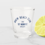 Copo De Shot Salsa de Esqui Personalizada do Clube de Praia de<br><div class="desc">Snow Beach Club, Custom Winter Ski Shot Glass. Personalize com o ano da viagem de esqui, nome do resort e local. Perfeito para uma viagem de destino de inverno de grupo ou para um solteiro ou festa de solteira de tema de esqui. Acessórios correspondentes disponíveis na Coleção Red Cabana do...</div>