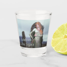 Copo De Shot Senhora Céltica em Frente às Pedras Antigas