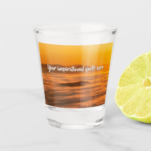 Copo De Shot Seu texto personalizado sobe acima da paisagem neb