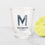 Copo De Shot Simples inicial e marinho de solteiro azul<br><div class="desc">Este simples vidro personalizado faz um excelente de solteiro, um favor ou um presente de padrinho de casamento. Parte da coleção de "golfe e cerveja" do Design de Lea Delaveris, este vidro azul marinho com uma grande inicial, nome e título ou apelido. Diga obrigado para sua festa de noiva com...</div>