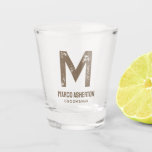 Copo De Shot Simples inicial e partido de solteiro neutro de no<br><div class="desc">Este simples vidro personalizado faz um excelente de solteiro, um favor ou um presente de padrinho de casamento. Parte da coleção "golfe e cerveja" do Design de Lea Delaveris, este vidro de texto neutro apresenta uma grande inicial, nome e título ou apelido. Diga obrigado para sua festa de noiva com...</div>