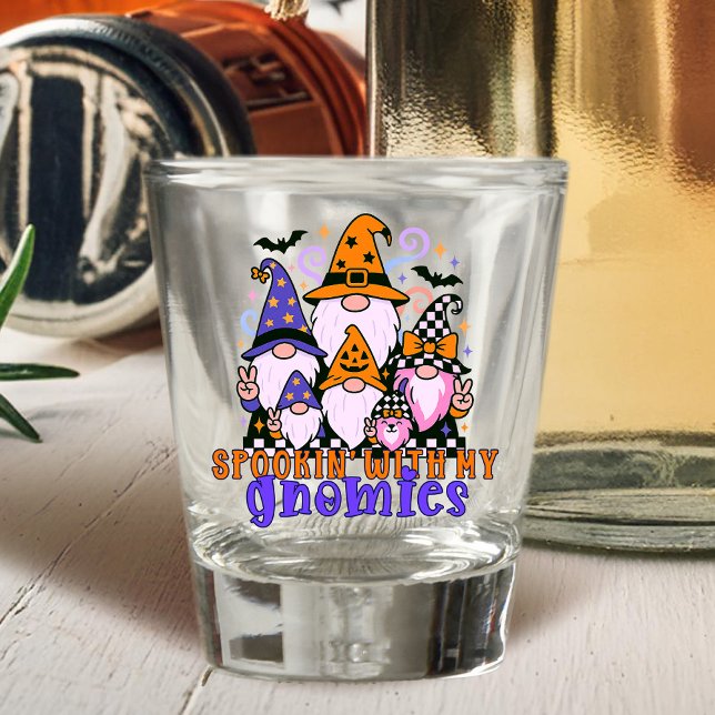 Copo De Shot "Spookin" Com Meus Gnomos: Amigos do Dia das Bruxa (Get festive with spookin' with my gnomies — a Halloween friends design full of humor and charm.)