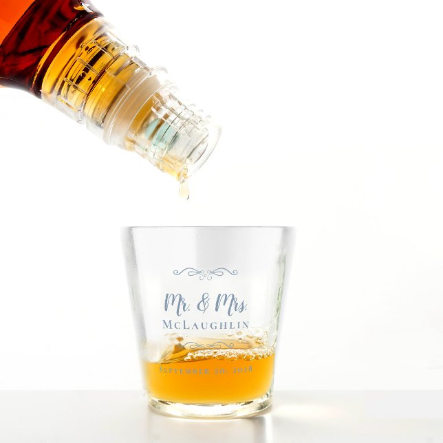 Copo De Shot Sr & Sra Nome do Casamento Data Monograma Azul Poe (Mr & Mrs Wedding Name Date Monogrammed Dusty Blue Shot Glass)