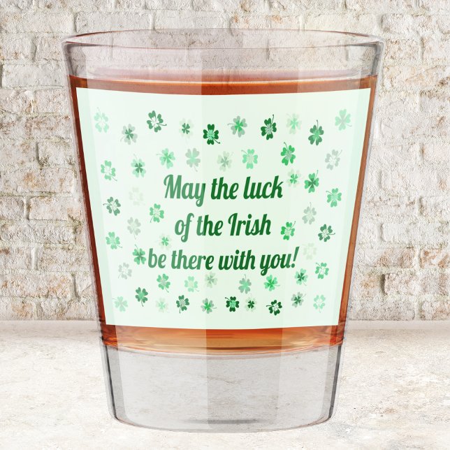 Copo De Shot Tambores de 4 folhas em verde claro (Shamrocks 4-leafed clovers on light green shot glass by Leapfroglisics Shop)