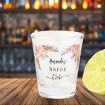 Copo De Shot Tribo-noiva pampas relva pinceladas flores rosa<br><div class="desc">Fundo transparente. Decorado com grama-pampas,  e rosas rosa-pinceladas,  flores. Personalize e um nome.</div>