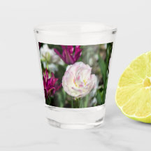 Tulipas cor-de-rosa brilhantes num dia ensolarado