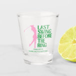 Copo De Shot Último Balanço Antes da Festa de Despedida de Golf<br><div class="desc">Levantem um brinde ao último turno da noiva com nosso último balanço antes do Solteiro de anéis disparar vidro! Apresentando um design de golfista rosa e verde jogando, é a festa perfeita para sua equipe de solteiros. Divertido, ousado e pronto para celebrar, um tiro de cada vez! Este vidro fotografado...</div>