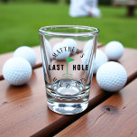 Copo De Shot Último Buraco do Partido de Golf Bacheler<br><div class="desc">Este vidro fotografado personalizado apresenta a frase brincalhona "Último Buraco" junto com uma imagem de bandeira de golfe, fazer-o como uma adição divertida a uma festa de solteiro com tema de golfe. Personalize-o com o nome e a data do noivo para uma manutenção única e memorável. Ideal para o noivo...</div>