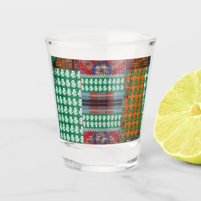 Copo De Shot um padrão verde e preto com uma árvore no meio (Frente)