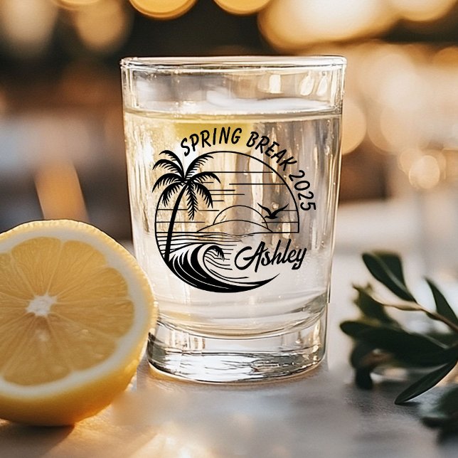 Copo De Shot Viagem das meninas nas férias da primavera persona (A shot glass with "Spring Break 2025" and "Ashley" printed in black, featuring palm trees and waves.)