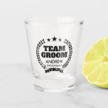 Copo De Shot Vidro de solteiro do Team Groom para padrinhos de<br><div class="desc">Bateram de vidro para padrinhos de casamento. Design com nome personalizado. Presentes e favoritos para festas personalizados para cara.</div>