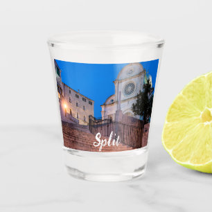 Copo De Shot Visão noturna das escadas e da igreja em Split, Cr