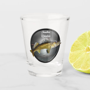 Copo De Shot Walleye Pike sobre o lago