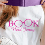 Copos de nerd de livro - nome tipográfico t-shirt<br><div class="desc">Os óculos de nerd de livro adicionam sua própria camiseta de slogan. Apresente seu ser nerd com uma t-shirt de nerd de livro nomeada adicione suas próprias palavras ou nome a essa camiseta gráfica de óculos rosa de livro divertido. Gráficos de Sarah Trett.</div>