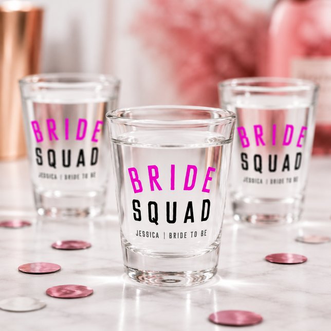 Copos de Shot para Despedida de Solteira | Present (Personalized bride squad shot glasses for bachelorette favors and bridal party toasts.)
