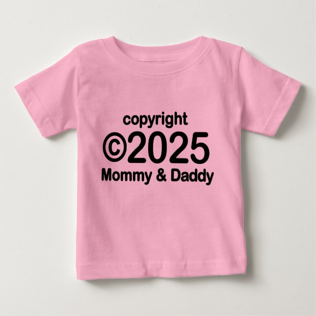 Copyright 2022 - Mamãe e camiseta de bebê Pai (Frente)