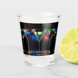 Coquetéis diferentes em copos de martini com luzes