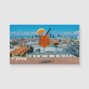 Coquetel Spritz numa mesa com vista a Milão