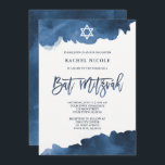 Cor de Água Azul Moderna| Convite Bat Mitzvah<br><div class="desc">Este convite do Bat Mitzvah,  que é elegante e tenebroso,  apresenta imagens azuis,  aquarelas e tipografia moderna com uma estrela branca de David.</div>