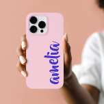 Cor-de-rosa azul do script de nome personalizado<br><div class="desc">Cobrir de telefone cor-de-rosa com seu nome em azul em uma fonte de script.</div>