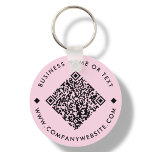 Cor de Rosa | Chaveiro de Código QR personalizado<br><div class="desc">Chaveiro de Código QR personalizável,  com um fundo rosa. Para gerar um novo código QR no design,  adicione o URL do seu site ou identificador de mídia social no recurso " personalizar este modelo".</div>