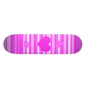 Coração cor-de-rosa no skate das listras