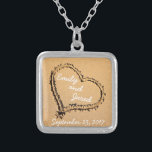 Coração na colar feita sob encomenda da data do<br><div class="desc">Esta colar bonito caracteriza uma imagem de um coração tirado na areia com o nome do casal feliz nela. Personalize-a com seus nomes ou os nomes do casal que você a está comprando para. Debaixo do coração é onde você pode pôr a data do casamento ou do noivado. Todo o...</div>