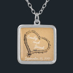 Coração na colar feita sob encomenda da data do<br><div class="desc">Esta colar bonito caracteriza uma imagem de um coração tirado na areia com o nome do casal feliz nela. Personalize-a com seus nomes ou os nomes do casal que você a está comprando para. Debaixo do coração é onde você pode pôr a data do casamento ou do noivado. Todo o...</div>
