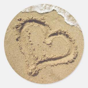 Coração nas etiquetas do casamento da areia