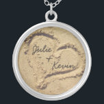 Coração Personalizado no Colar de Areia<br><div class="desc">Coração no colar de areia,  com o nome da noiva e noiva! presente de excelente para qualquer um que tenha um casamento na praia,  ou para recém-casados! Também faz um namorada e um colar namorado!</div>