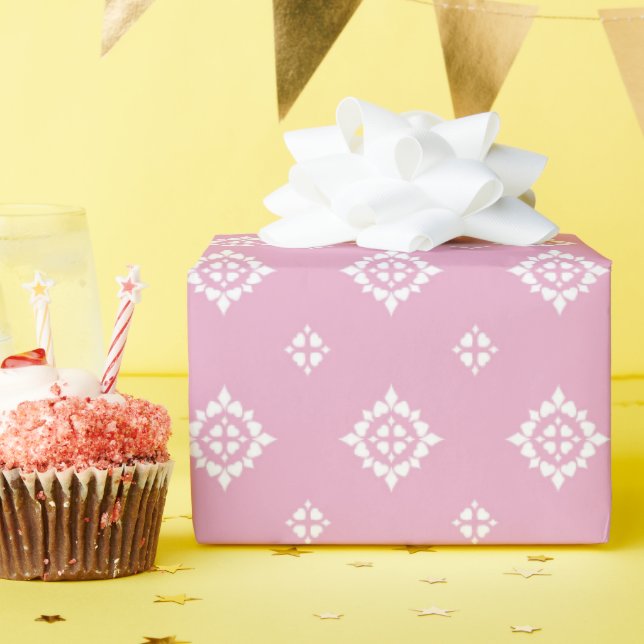 Corações brancos em papel de embrulho rosa (Festa de aniversário)