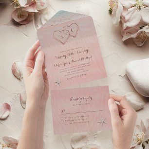 Corações cor-de-rosa no casamento da praia de dest
