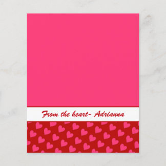 Corações cor-de-rosa no papel vermelho w/rosa 4,5x
