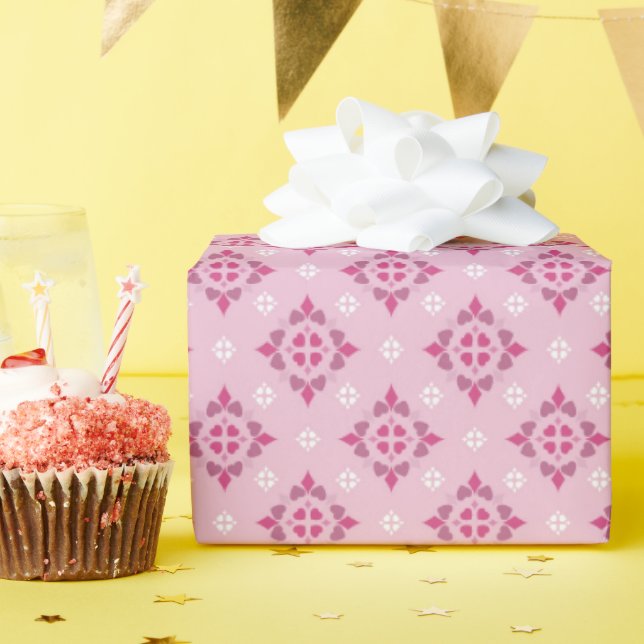 Corações rosa e branco em papel de embrulho rosa (Festa de aniversário)